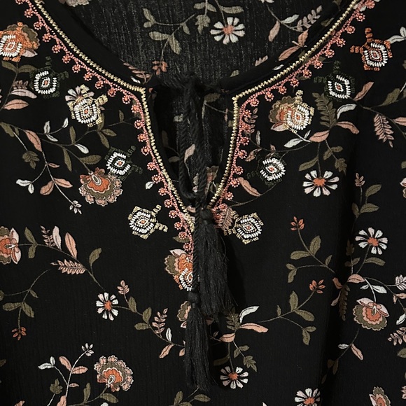 Chic Black Floral Blouse - Picture 3 of 13